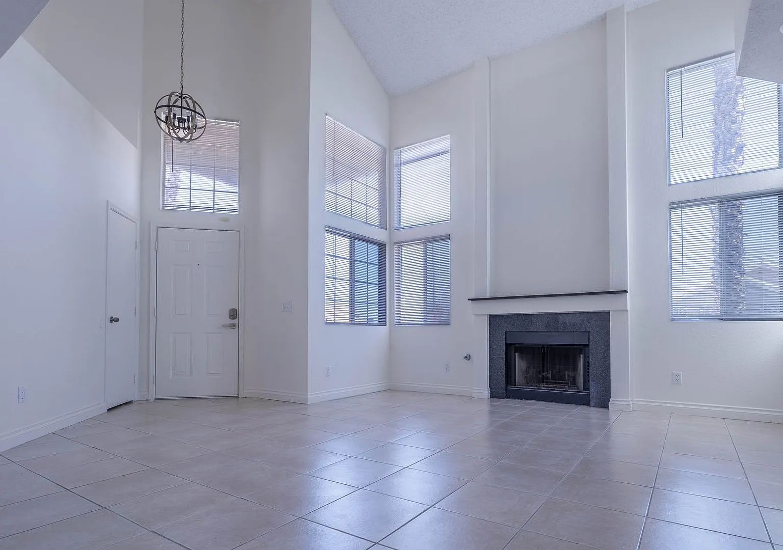 Newly Refreshed 4 Bedroom Home — Photo 3