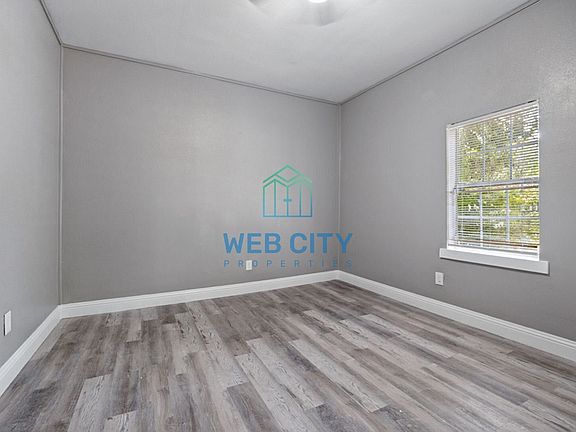 4th image of 4024 Myrtle St