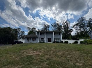 4 Fox Hill Rd, Chestnut Ridge, NY 10977