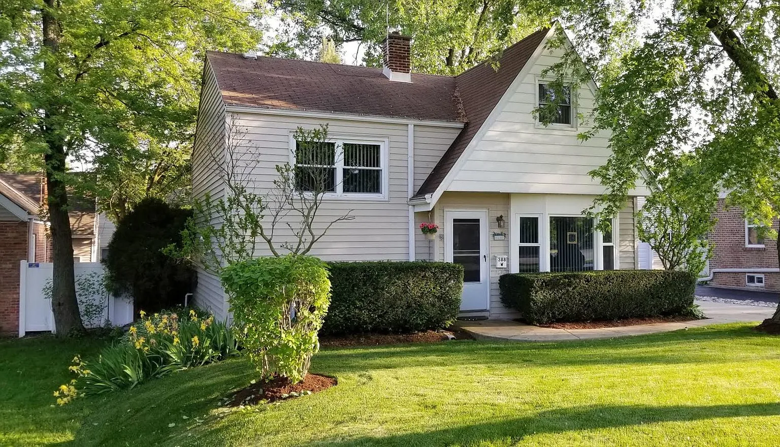 388 W Saint Charles Rd photo 1