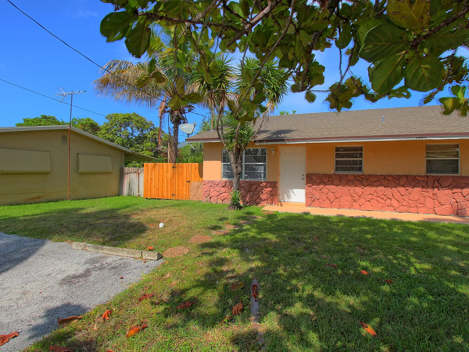 2 bed, 1.0 bath, 890 sqft, $2,000 — Photo 3