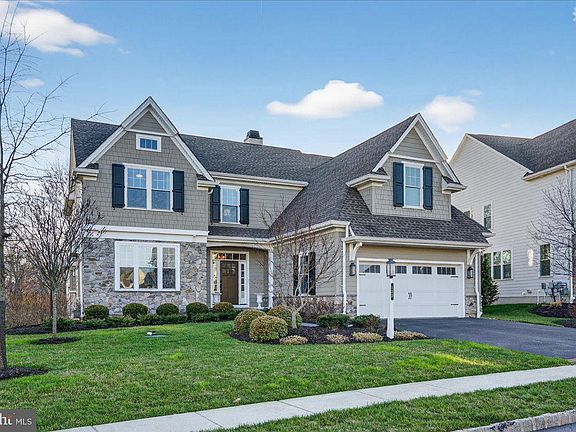 3rd image of 122 Chapel Hill Cir
