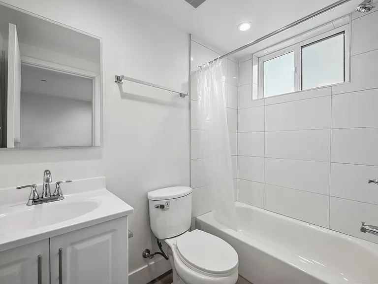 1421 1/2 W 35th St #1421 — Photo 9