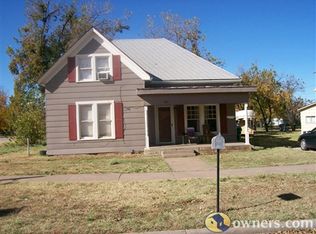 810 Earle St, Quanah, TX 79252