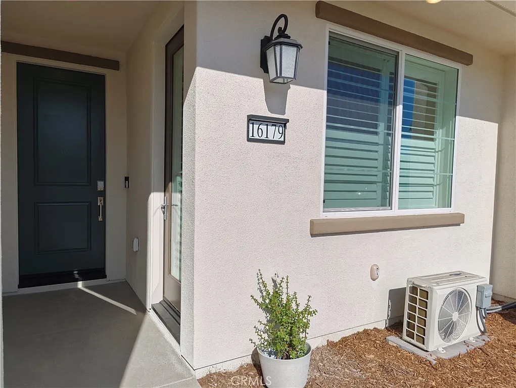 4 bed, 3.5 bath, 2525 sqft, $3,900 — Photo 2