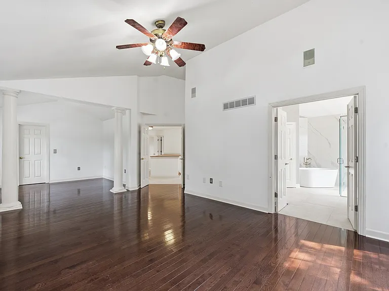 7362 Hampsted Sq N — Photo 18