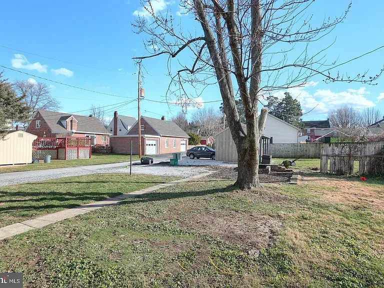 452 W Walnut St — Photo 4