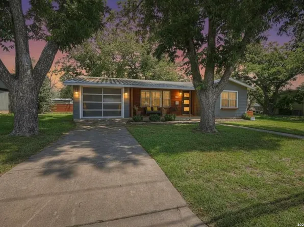 112 W MULBERRY ST, Fredericksburg, TX 78624