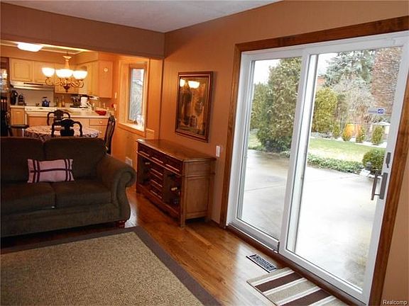 5th image of 824 N Brys Dr