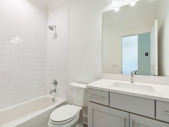 5th image of 401 Fir St