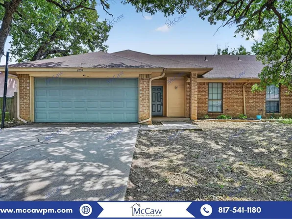 2204 Oak Hill Dr, Arlington, TX 76006