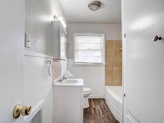 5816 Avenue G Lubbock, TX 79404 bathroom with tub