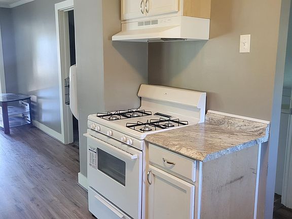 3rd image of 399 Oakdale Dr