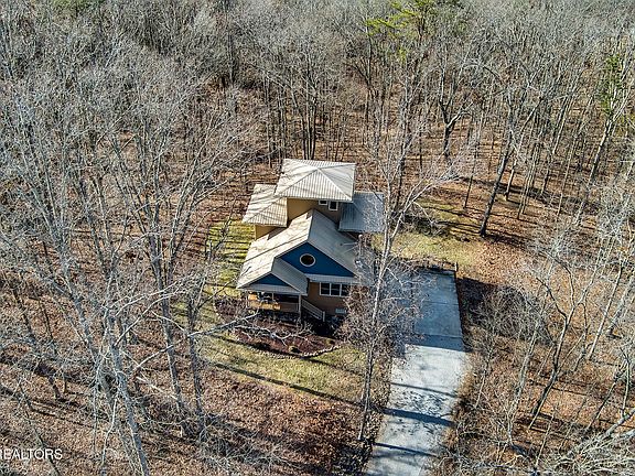 3rd image of 225 Elizabeth Way