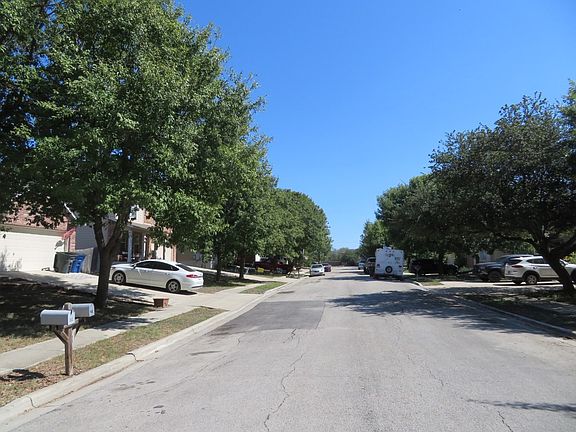 5th image of 425 Yellowwood Dr