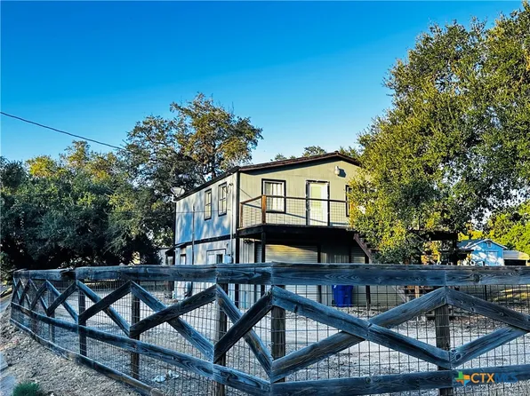 207 E Hugo St, Yoakum, TX 77995