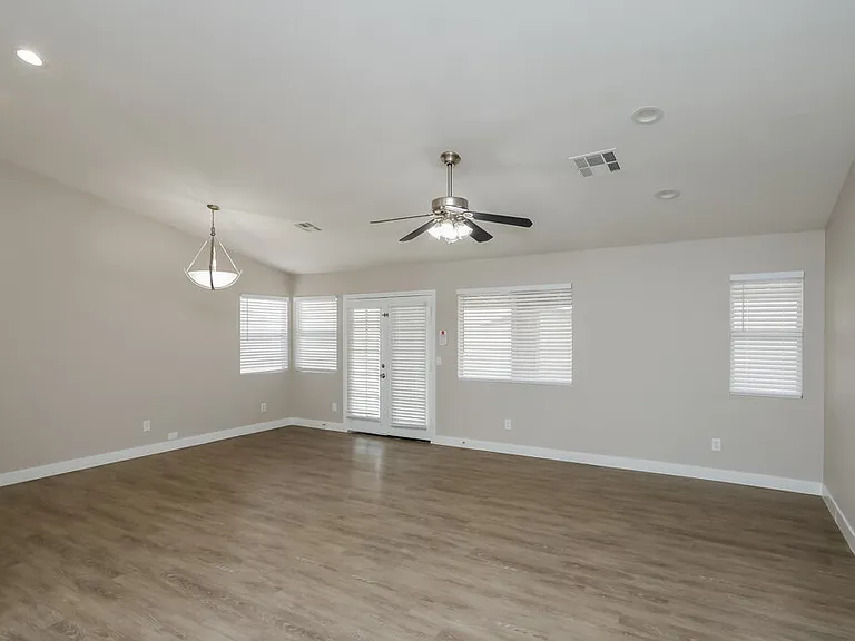 922 Strider Dr — Photo 3