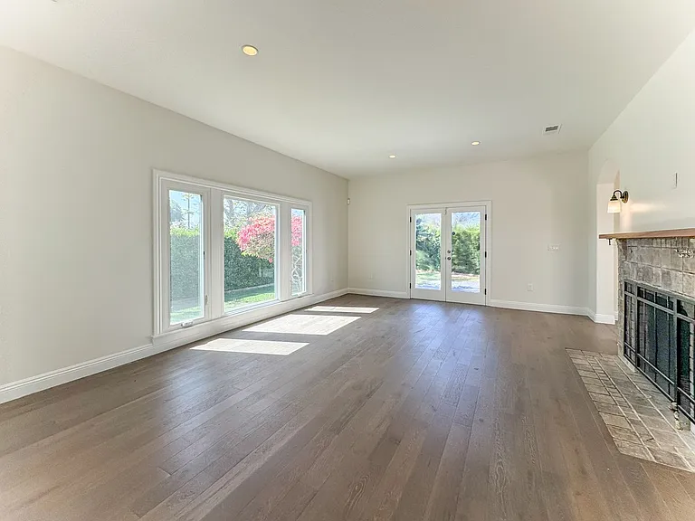 1043 S Plymouth Blvd — Photo 6