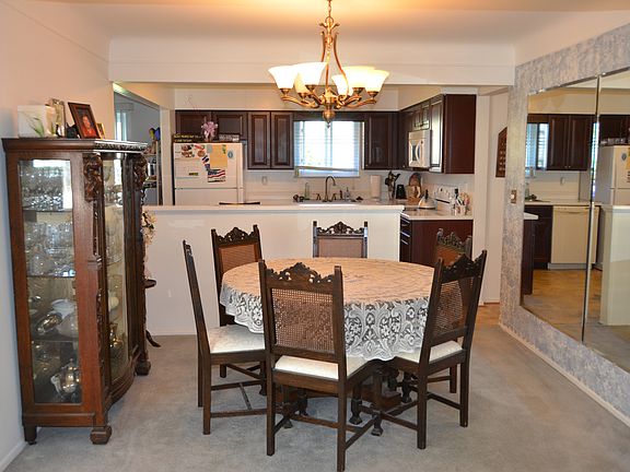 4th image of 810 Hiddenlake Ln