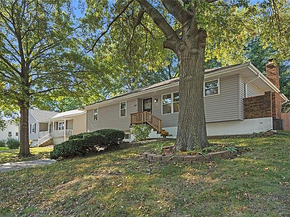 4th image of 709 NE Thames Dr
