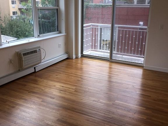 2nd image of 2544 Crescent St APT 4C