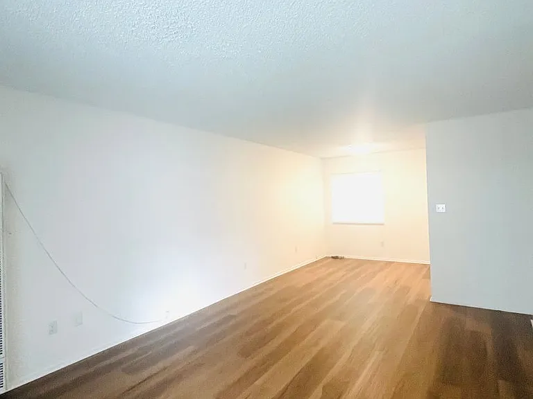 2120 N Ventura Rd — Photo 3