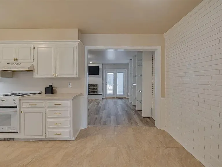 3057 W Wilshire Blvd — Photo 5