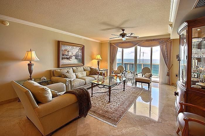 Living rooom opens to ocean 