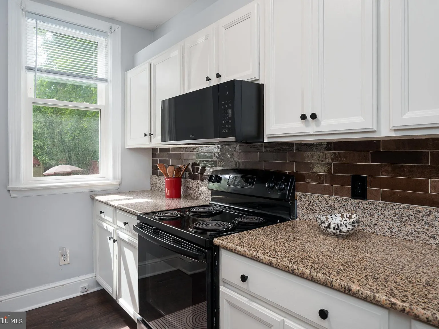 2 bed, 1.5 bath, 1084 sqft, $3,800 — Photo 3
