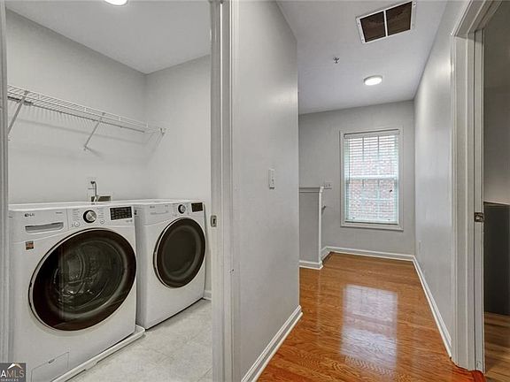 5th image of 702 Surrey Park Pl SE