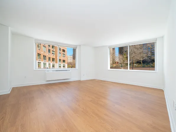 160 Riverside Boulevard image 1 of 12