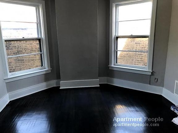 3rd image of 847 W Oakdale Ave #3
