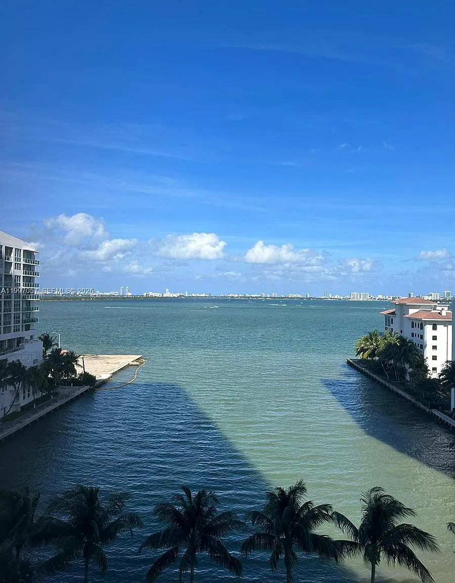 Icon Bay Condo — Photo 1