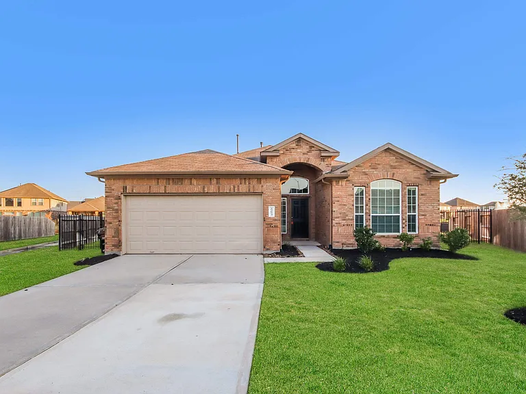 Clover Shore Dr — Photo 1