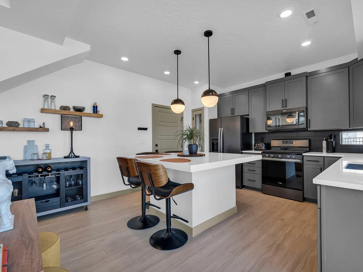 3 bed, 2.5 bath, 1500 sqft, $2,450 — Photo 4