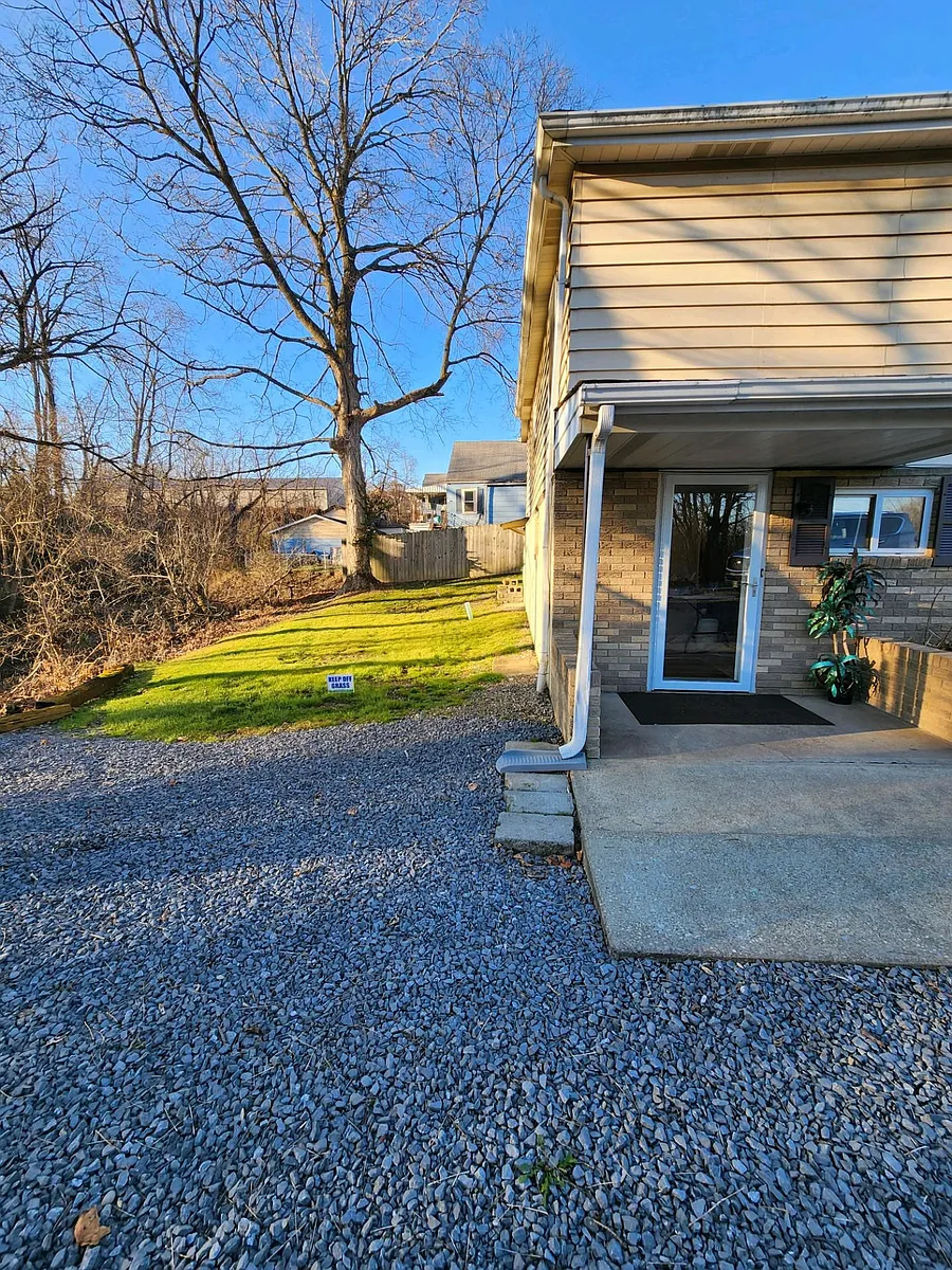 Building Photo - 154 Stroud Ave #2