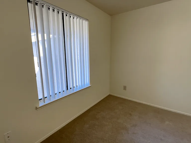 Lakeside Village Apartments — Photo 132
