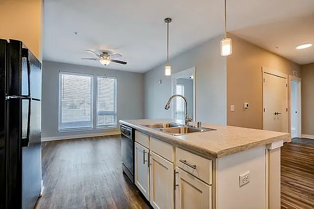Broadway Lofts — Photo 2