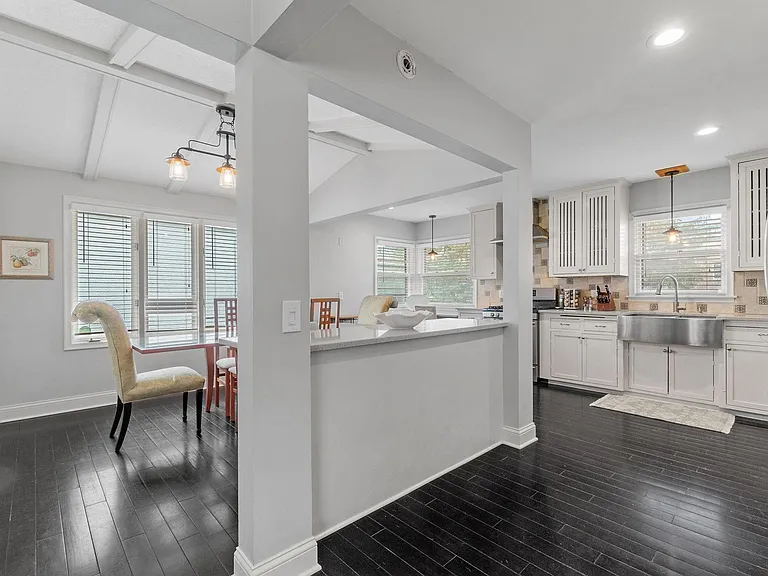 5036 Richmond Dr — Photo 3