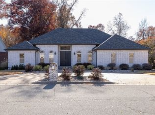 2 Harbour Dr, Bentonville, AR 72712