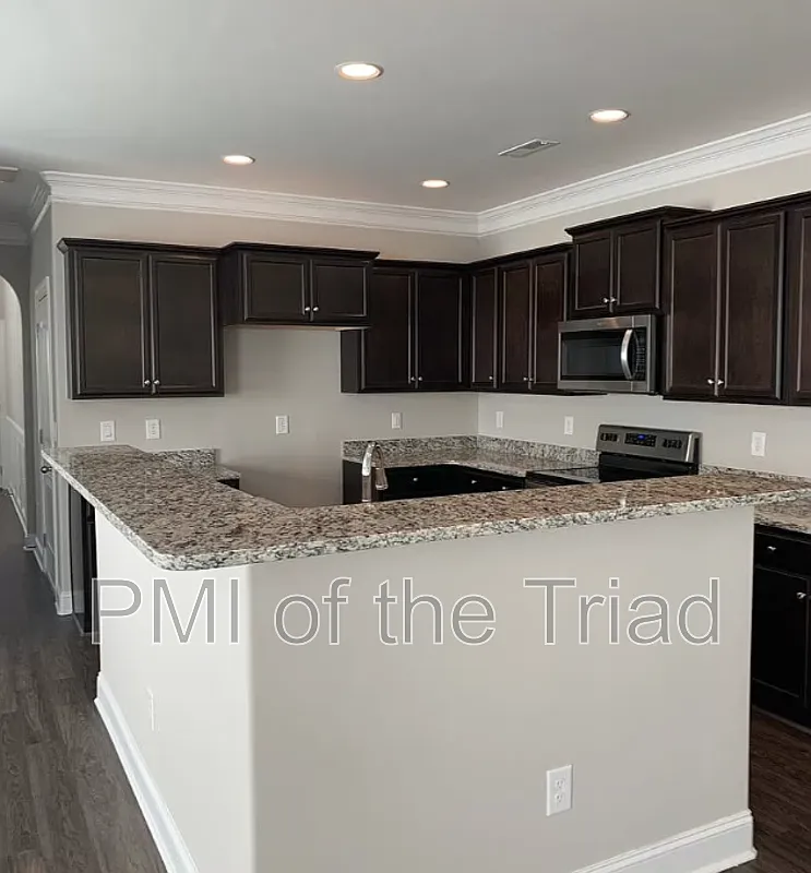 3 bed, 2.5 bath, 1750 sqft, $2,150 — Photo 4