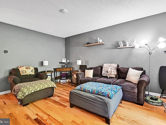 4th image of 404 Meadowview Ln #404