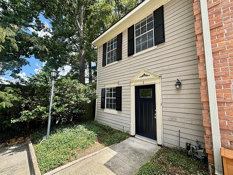 2030 Plantation Dr #B1 — Photo 1
