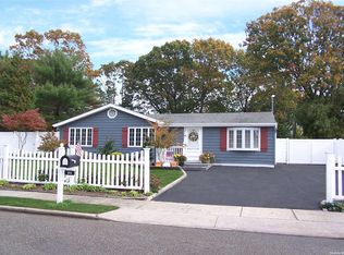 21 Riviera Dr, Selden, NY 11784