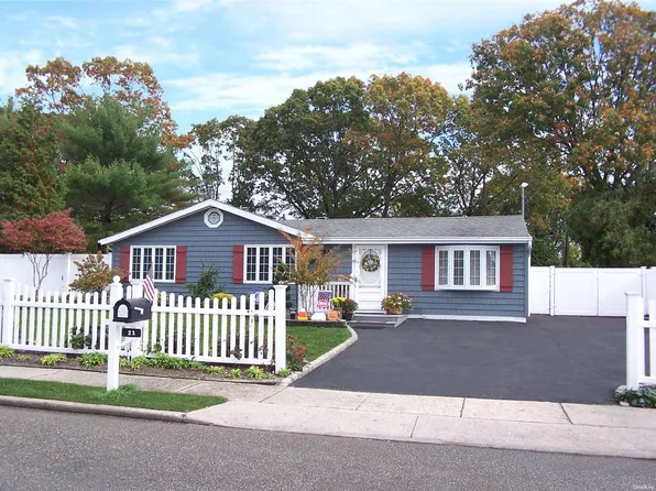21 Riviera Dr, Selden, NY 11784