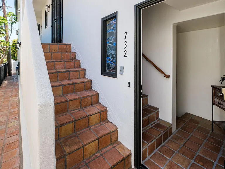 732 Jersey Ct — Photo 3