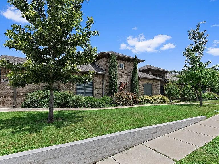 2404 W Lowden St — Photo 2