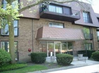 4000 Dundee Rd APT 105-C, Northbrook, IL 60062