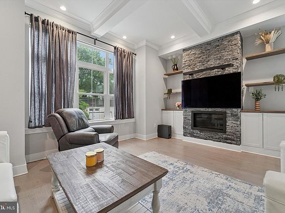 4th image of 488 Evergreen Ave
