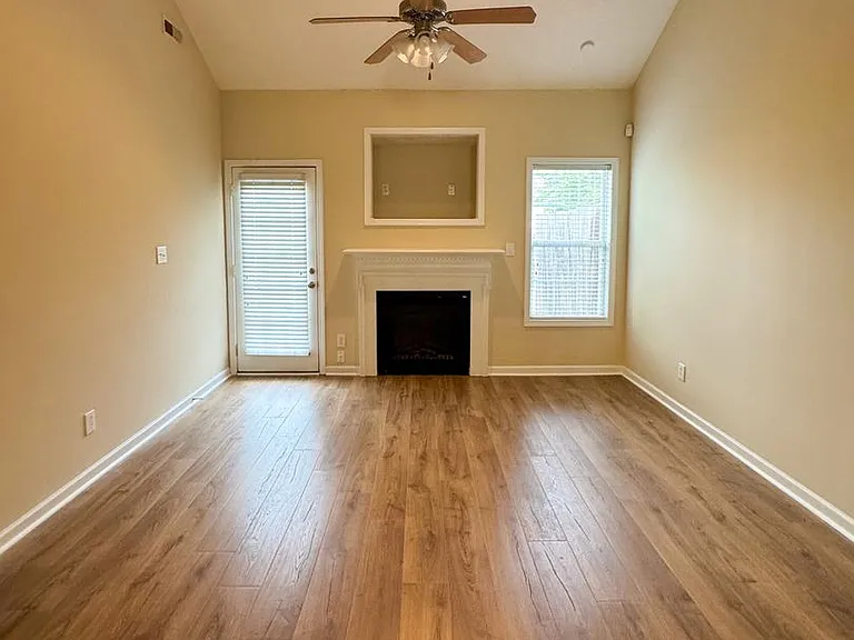 3060 Candlelight Dr — Photo 2